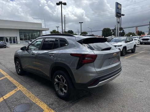 Used 2025 Chevrolet Trax LT FWD image 6