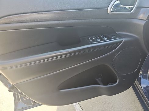 Used 2018 Jeep Grand Cherokee Altitude AWD/4WD image 15