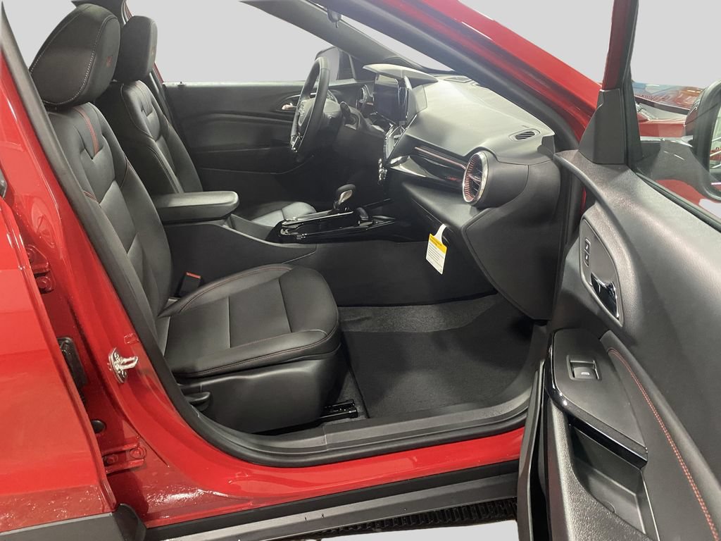 Used 2026 Chevrolet Trax RS w/ Sunroof Package FWD image 9