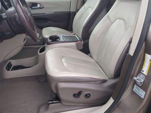 Used 2018 Chrysler Pacifica Touring-L Plus w/ Tire & Wheel Group image 15