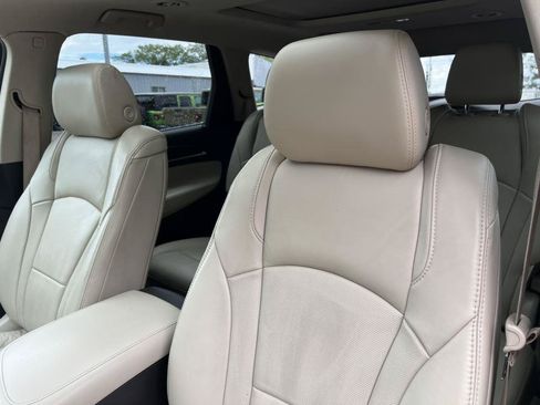 Used 2018 Buick Enclave Essence AWD/4WD image 11