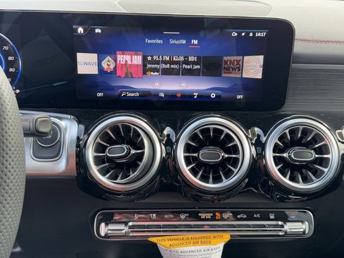 Used 2024 Mercedes-Benz EQB 300 4MATIC image 26