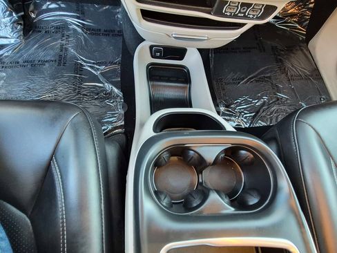 Used 2023 Chrysler Pacifica Touring-L image 17