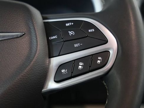 Used 2024 Chrysler Pacifica Touring-L FWD image 31