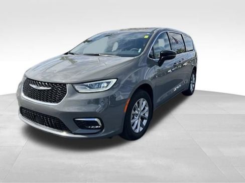 Used 2025 Chrysler Pacifica Select w/ Uconnect Theater Family Group AWD/4WD image 3