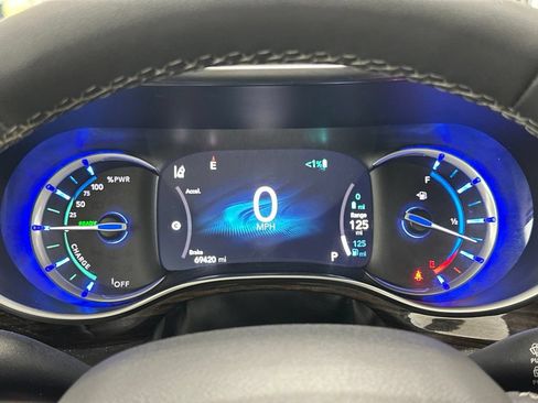 Used 2023 Chrysler Pacifica Limited FWD image 2