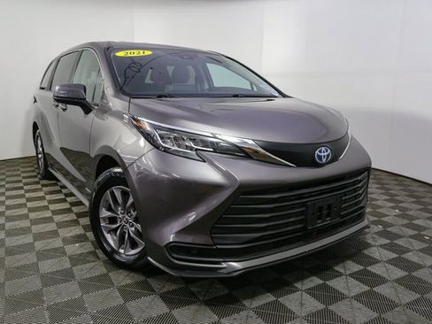 Used 2021 Toyota Sienna LE image 3