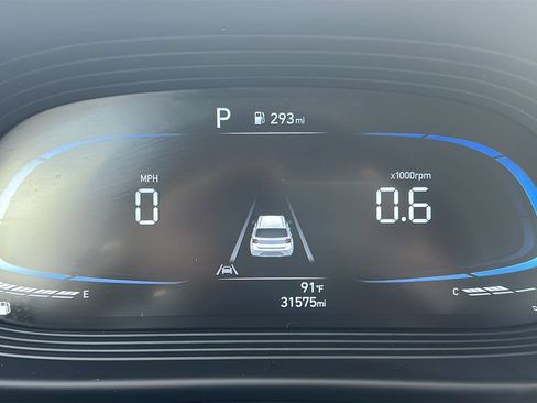 Used 2025 Hyundai Venue SEL FWD image 2