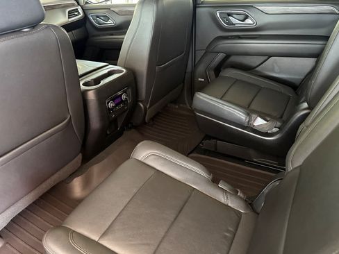 Used 2022 Chevrolet Suburban LT w/ Luxury Package AWD/4WD image 12
