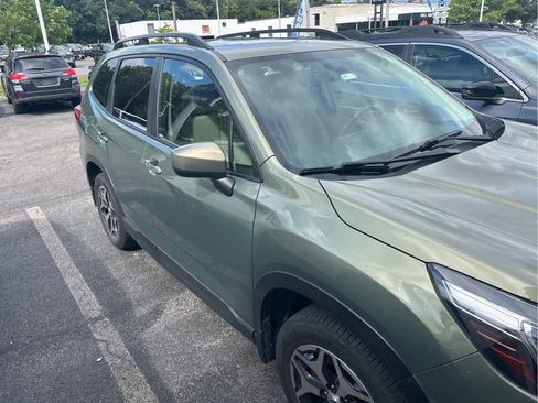 Used 2019 Subaru Forester Premium w/ All-Weather Package AWD/4WD image 4