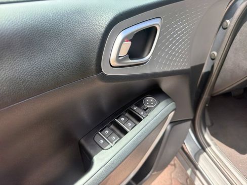 Used 2025 Kia Soul LX FWD image 9