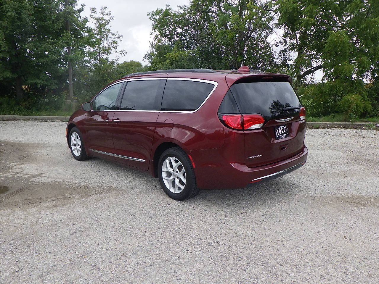 Used 2017 Chrysler Pacifica Touring-L w/ Tire & Wheel Group FWD image 3