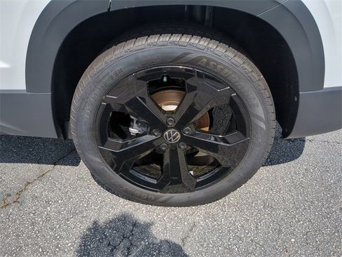 New 2025 Volkswagen Taos SEL image 10