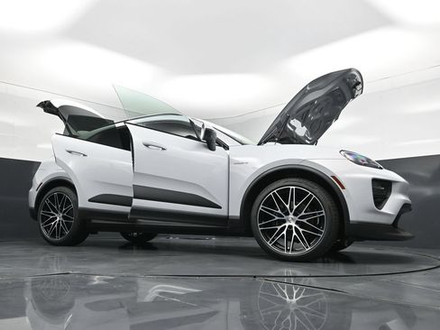 New 2026 Porsche Macan 4 Electric AWD/4WD image 33