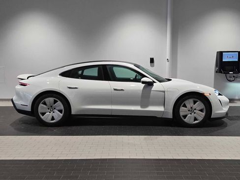 Used 2022 Porsche Taycan image 8