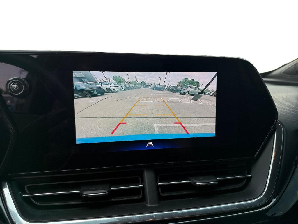 Used 2025 Chevrolet Trax RS w/ Sunroof Package FWD image 16