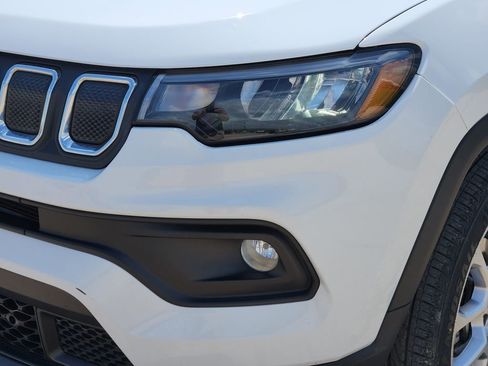 Used 2022 Jeep Compass Latitude w/ Sun and Sound Group AWD/4WD image 9