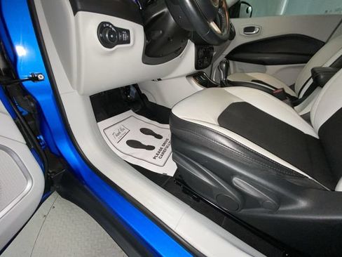 Used 2019 Jeep Compass Latitude FWD image 12