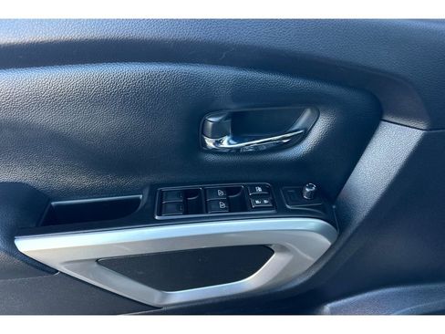 Used 2018 Nissan Titan SV image 13