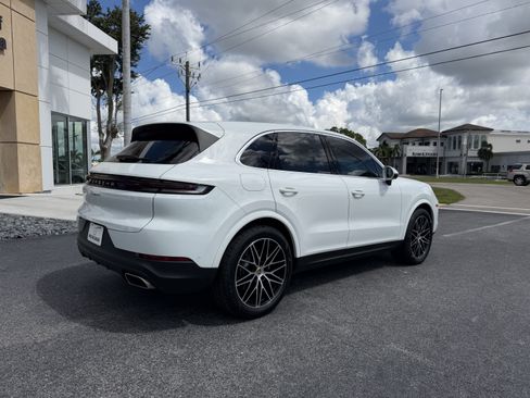 Used 2024 Porsche Cayenne AWD/4WD image 3