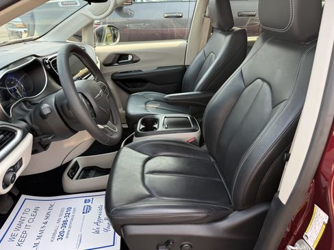 Used 2023 Chrysler Pacifica Touring-L FWD image 11