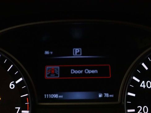 Used 2016 Nissan Altima 3.5 SR w/ Interior Lighting Package FWD image 5