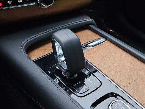 Used 2024 Volvo XC90 B5 Plus image 24