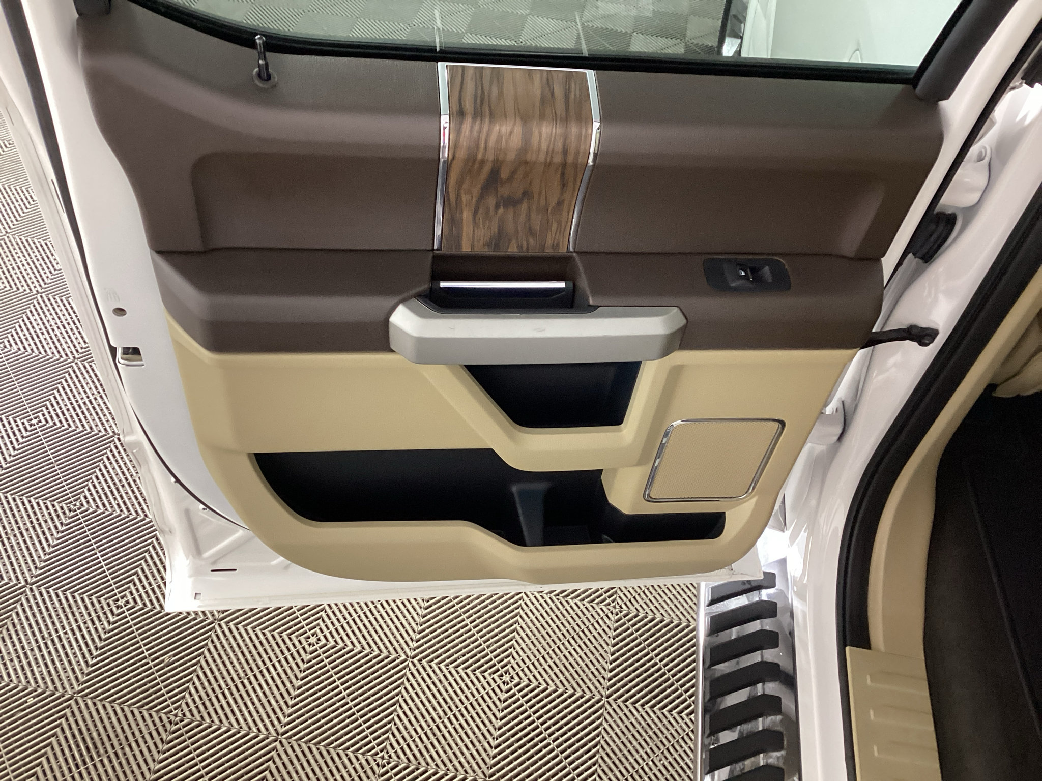 Used 2019 Ford F150 Lariat w/ Equipment Group 502A Luxury AWD/4WD image 14