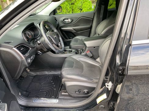 Used 2019 Jeep Cherokee Limited AWD/4WD image 9