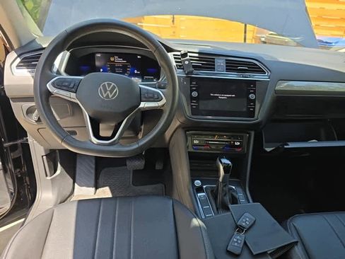 Used 2023 Volkswagen Tiguan SE w/ Panoramic Sunroof Package image 7