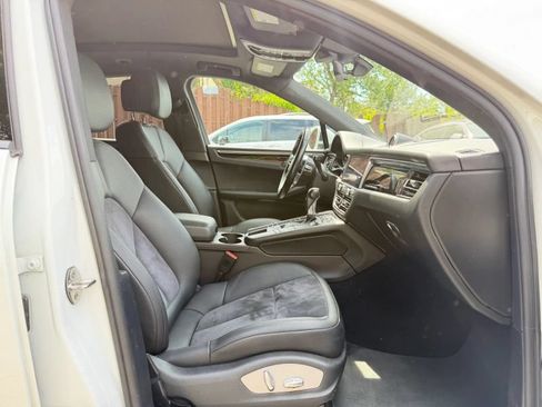 Used 2020 Porsche Macan AWD/4WD image 28