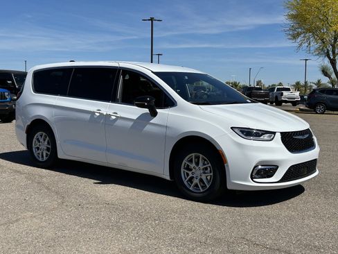 New 2026 Chrysler Pacifica Select image 5