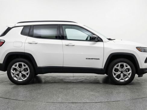 Used 2025 Jeep Compass Latitude image 11