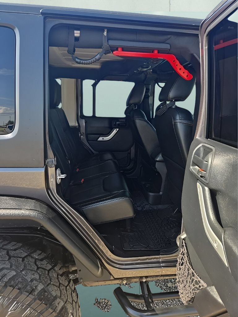 Used 2016 Jeep Wrangler Unlimited Rubicon AWD/4WD image 12