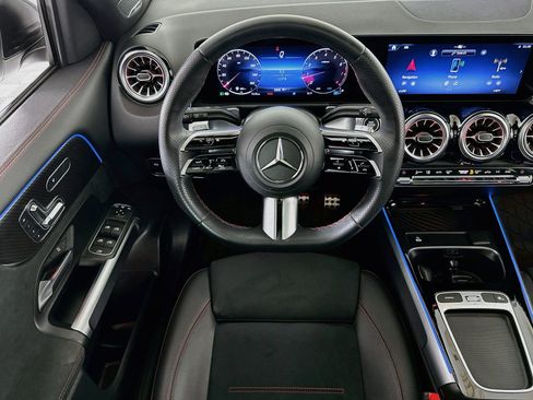 Used 2024 Mercedes-Benz GLB 250 4MATIC image 21