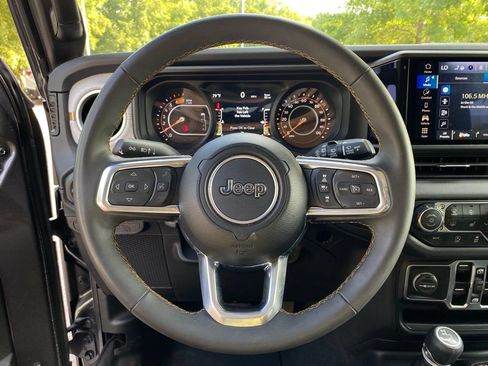 Used 2025 Jeep Wrangler Unlimited Sahara AWD/4WD image 12