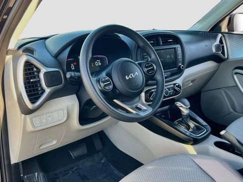 Used 2025 Kia Soul LX w/ LX Technology Package FWD image 9