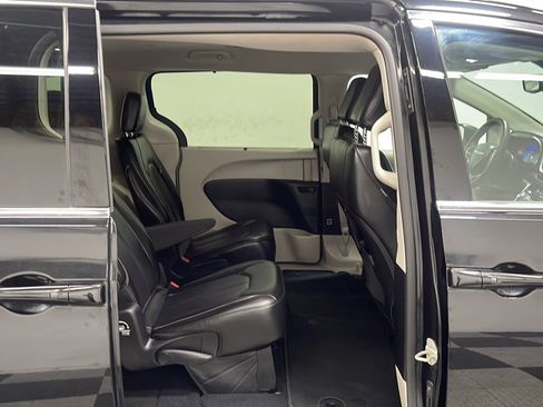 Used 2023 Chrysler Pacifica Touring-L FWD image 20