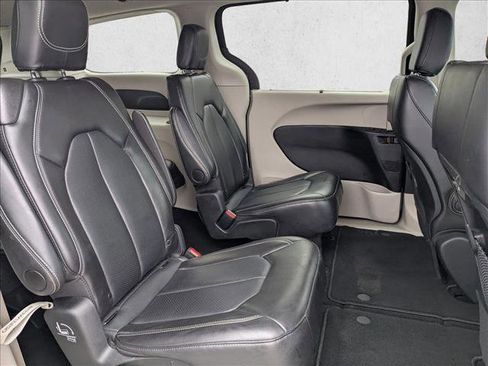 Used 2024 Chrysler Pacifica Touring-L image 30