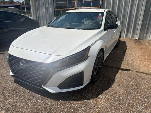 Used 2024 Nissan Altima 2.5 SR w/ SR Premium Package FWD image 1