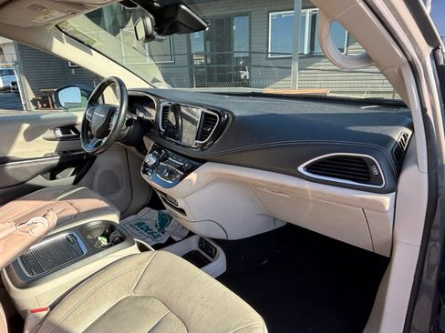 Used 2021 Chrysler Pacifica Touring-L FWD image 21