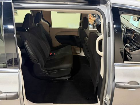 Used 2021 Chrysler Voyager L FWD image 35