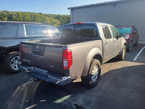 Used 2017 Nissan Frontier SV image 3