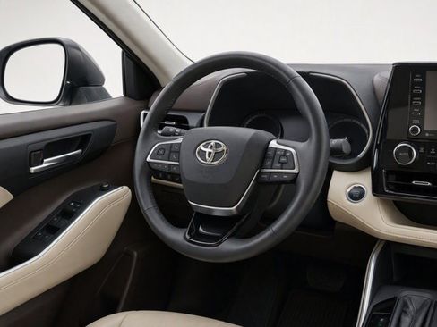 Used 2020 Toyota Highlander XLE AWD/4WD image 19
