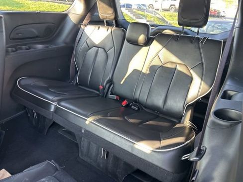 Used 2025 Chrysler Pacifica Limited image 11