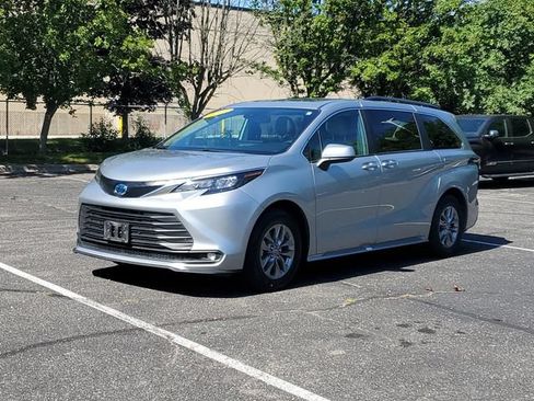 Certified 2025 Toyota Sienna XLE FWD image 2