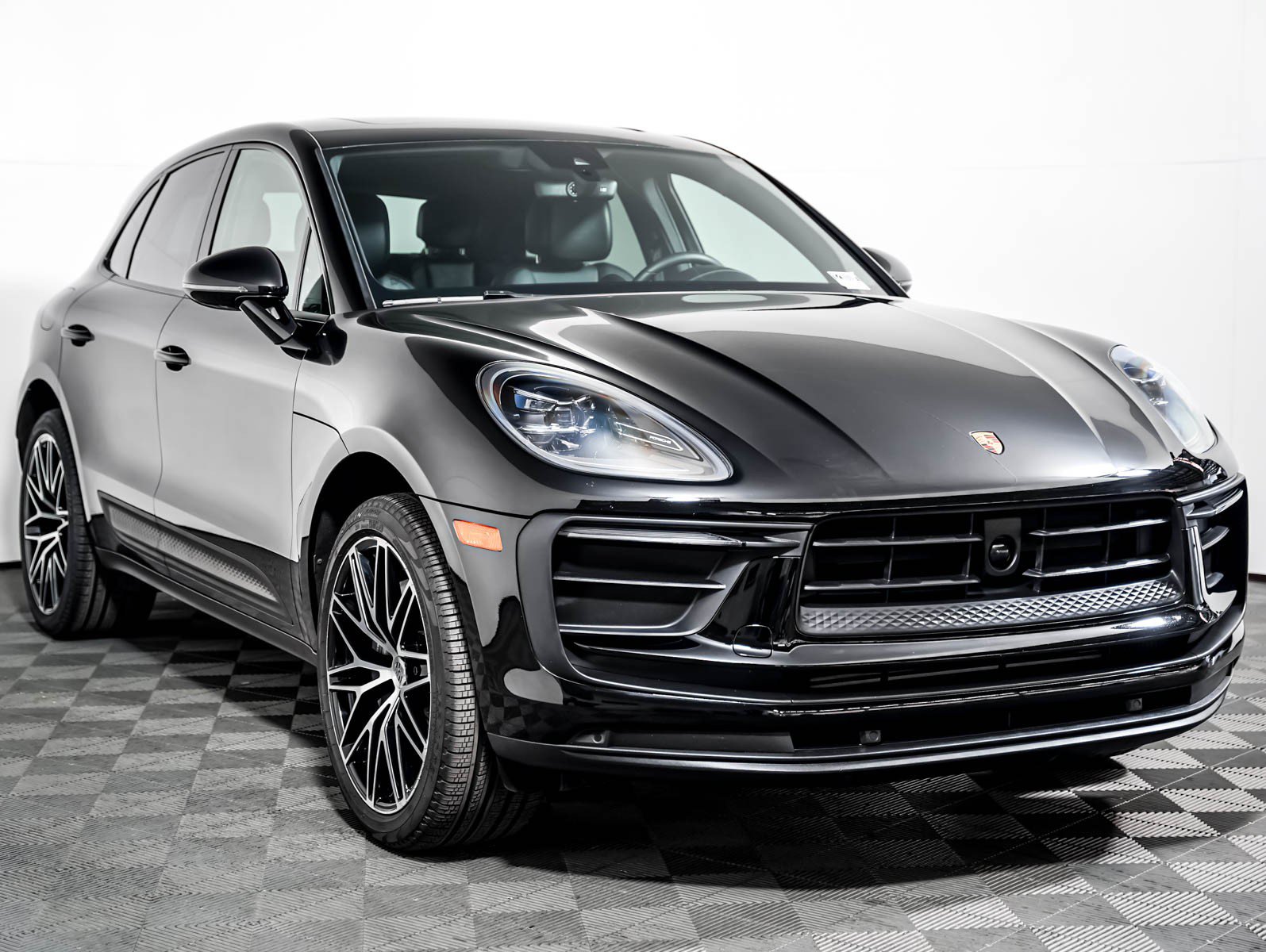 Certified 2023 Porsche Macan AWD/4WD image 8