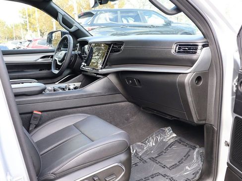 Used 2025 Jeep Wagoneer L Series II w/ 8-pass Seating Package image 29