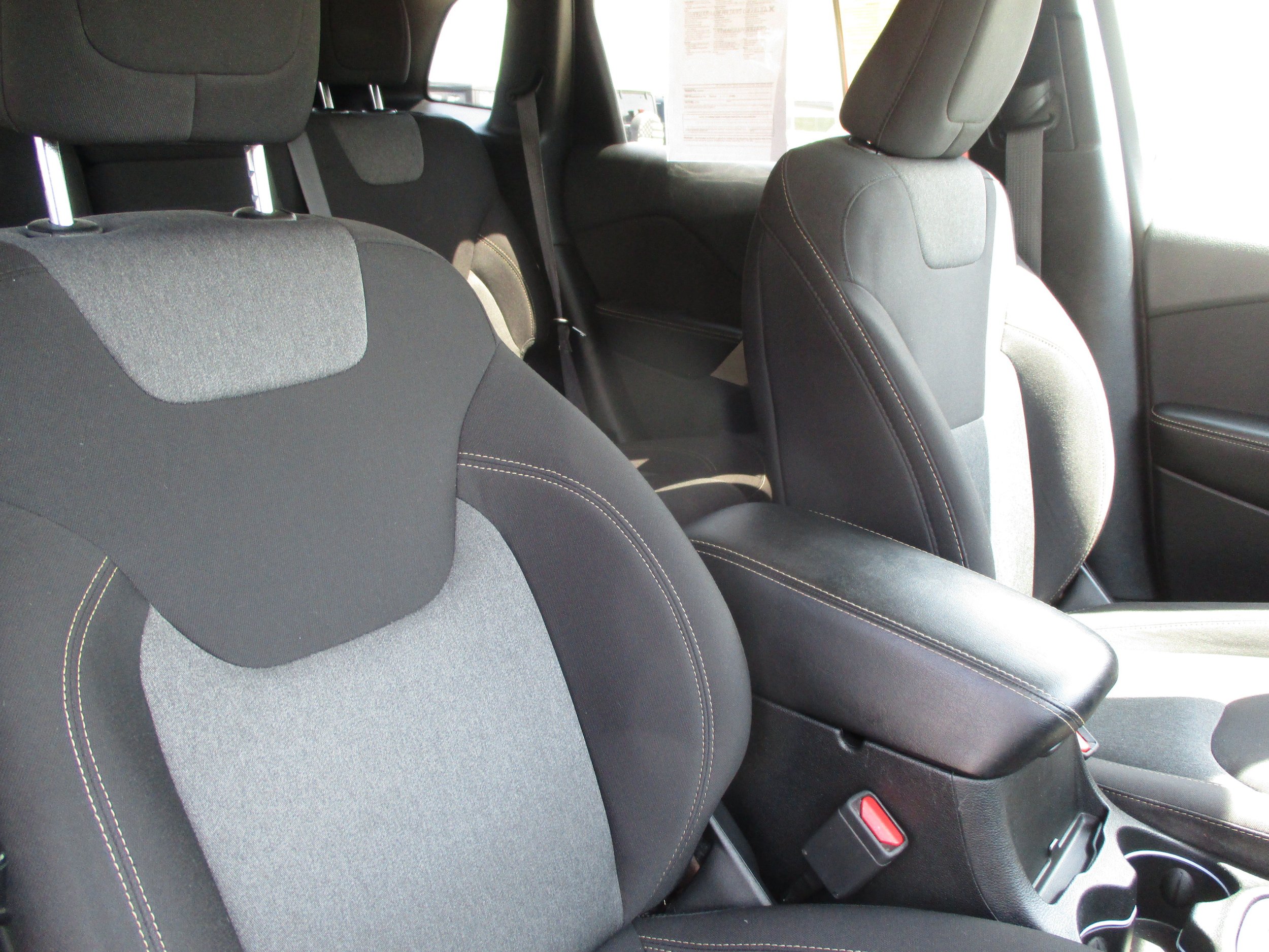 Used 2018 Jeep Cherokee Latitude FWD image 33