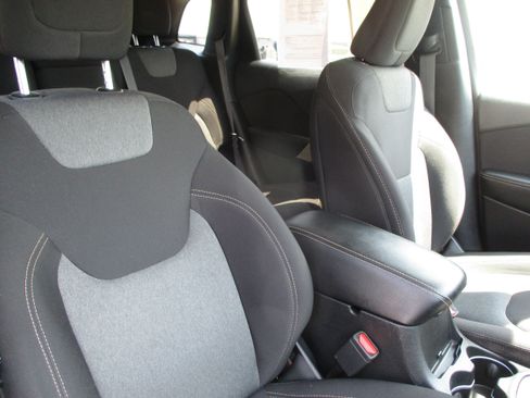 Used 2018 Jeep Cherokee Latitude FWD image 33